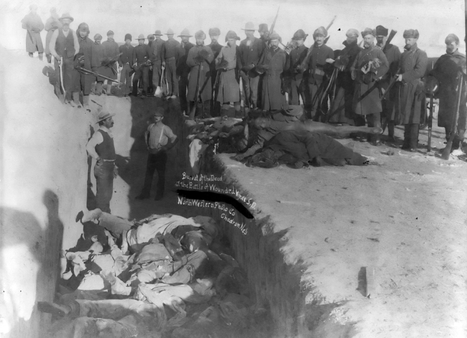 Das letzte große Indianermassaker: Im Dezember 1890 töteten US-Soldaten hunderte Sioux-Indianer im Pine-Ridge-Reservat und posierten anschließend mit deren Leichen im Vordergrund.