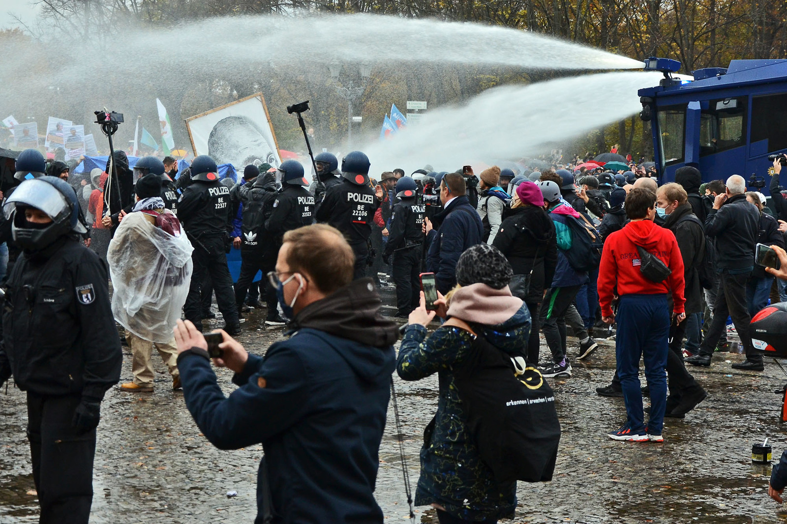 Polizei-Wasserwerfer gegen Demonstranten und Gandhi-Bild am 18. November 2020 in Berlin