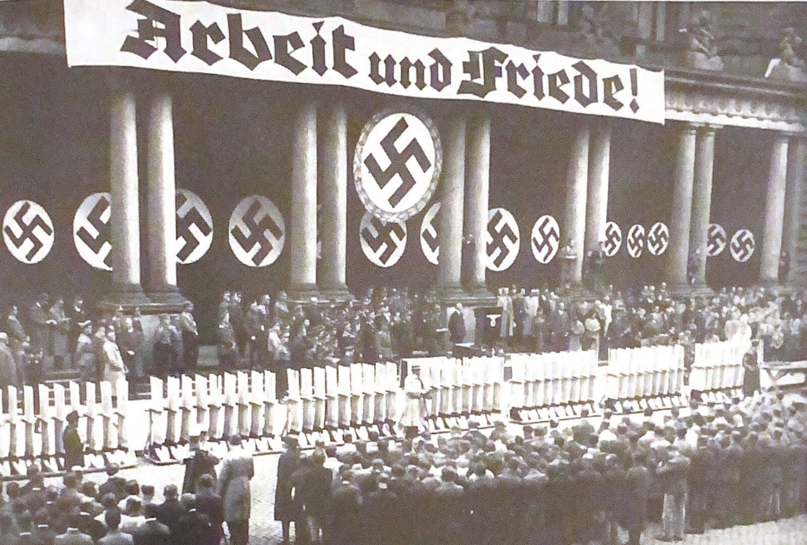 Arbeiter vor der Frankfurter Börse am 23. September 1933