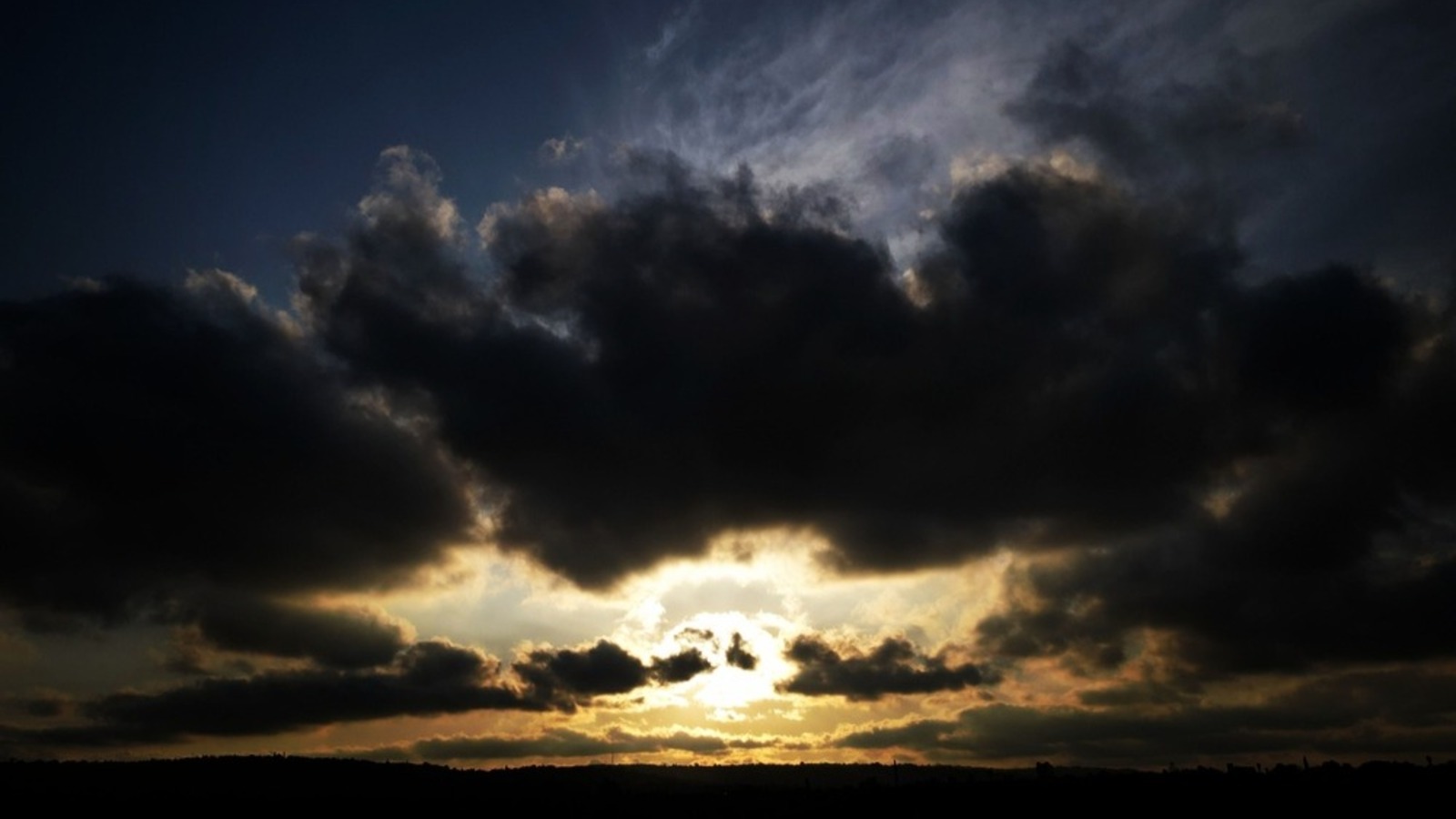 Schlage Löcher in den Himmel