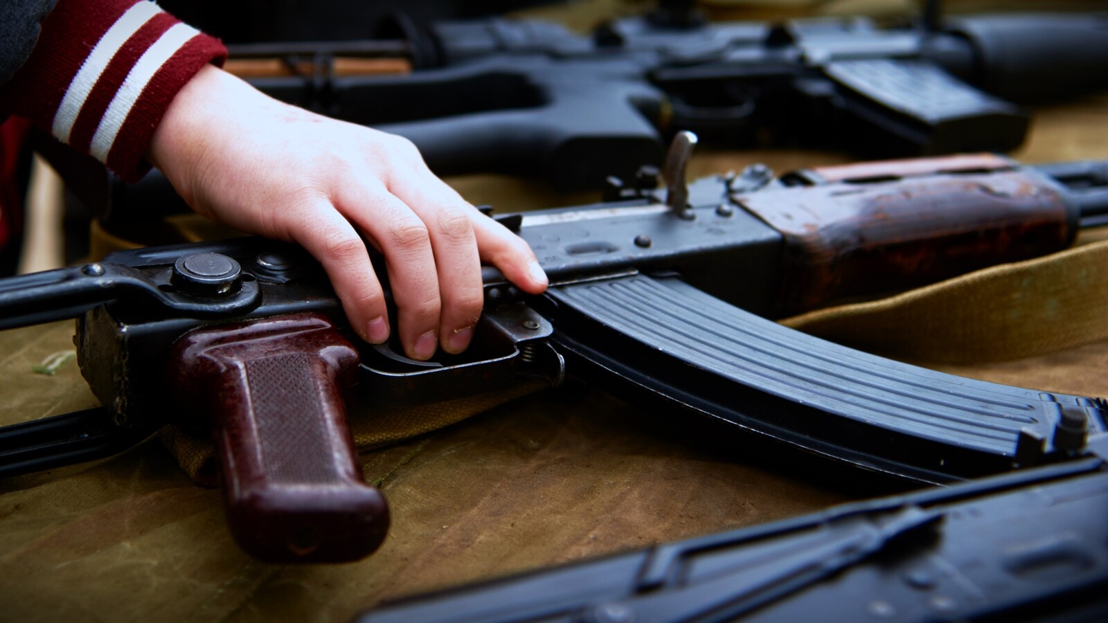 Gewehre statt Schultaschen