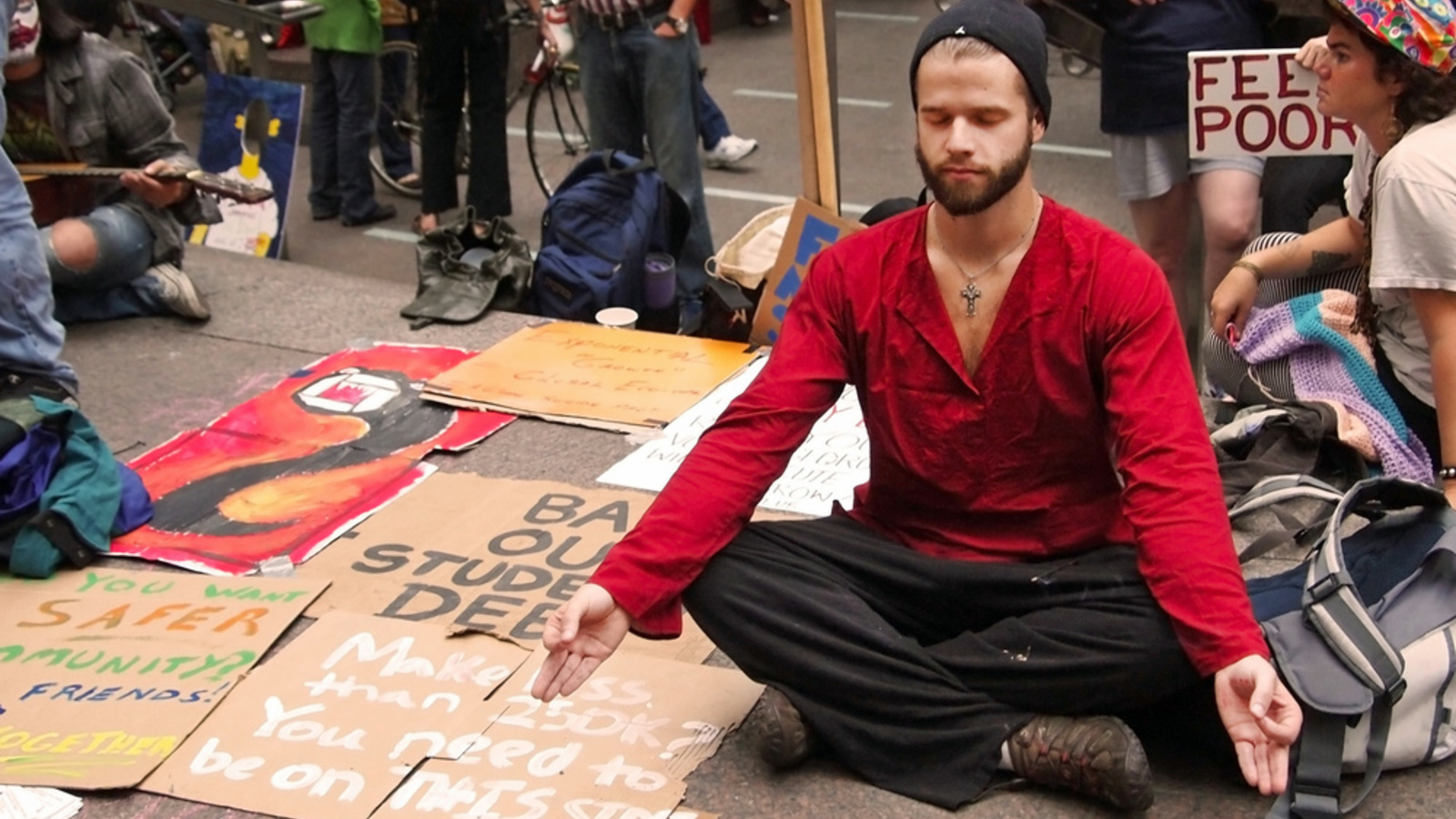 Demoplakat und Meditationskissen