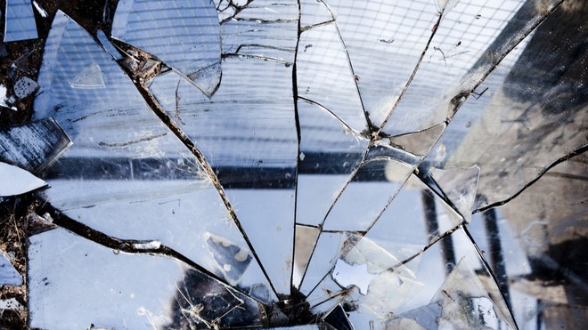 Der zerschlagene Spiegel