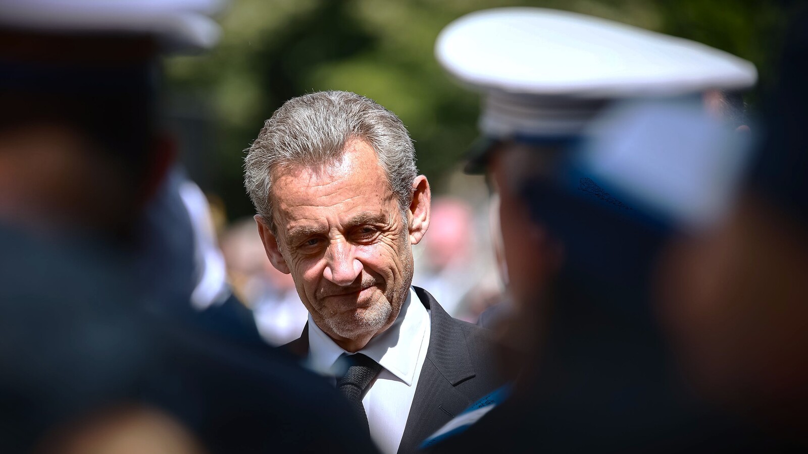 Hinter französischen Gardinen